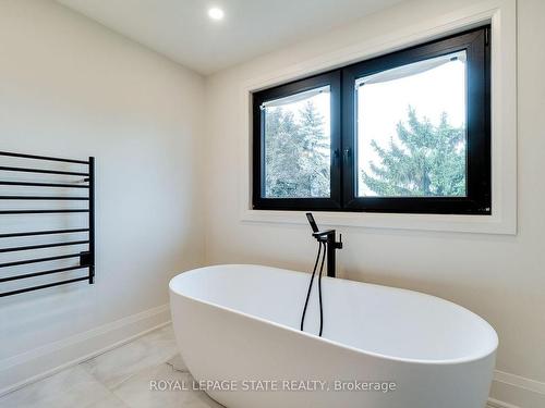 27 Hildegard Dr, Hamilton, ON - Indoor Photo Showing Bathroom