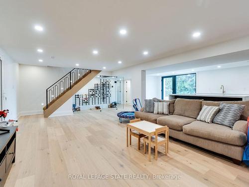 27 Hildegard Dr, Hamilton, ON - Indoor Photo Showing Living Room