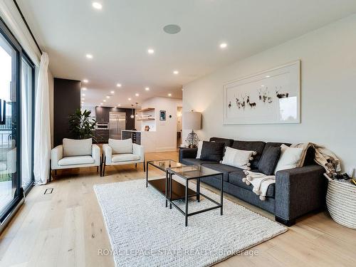 27 Hildegard Dr, Hamilton, ON - Indoor Photo Showing Living Room