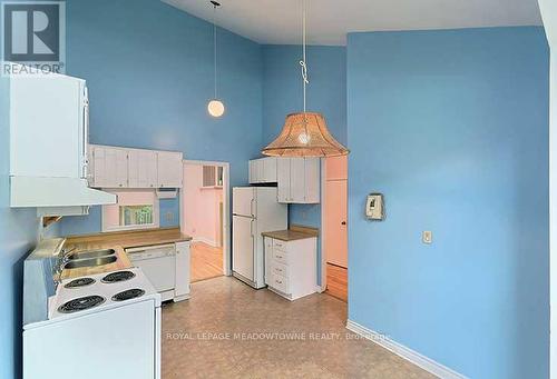 2822 Folkway Drive, Mississauga, ON - Indoor Photo Showing Kitchen