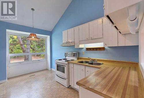 2822 Folkway Drive, Mississauga, ON - Indoor Photo Showing Kitchen With Double Sink