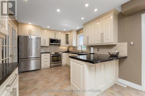 7271 Windrush Court, Mississauga, ON - Indoor Photo Showing Kitchen With Stainless Steel Kitchen With Upgraded Kitchen