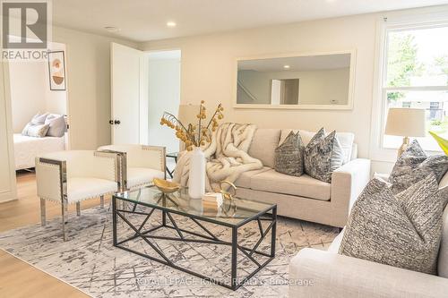 381 Victory Avenue, Welland, ON - Indoor Photo Showing Living Room