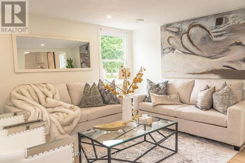 381 Victory Avenue, Welland, ON - Indoor Photo Showing Living Room