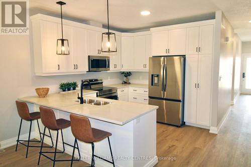 705 18Th Street, Hanover, ON - Indoor Photo Showing Kitchen With Double Sink With Upgraded Kitchen