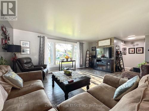 112 Picadilly Circle, Iroquois Falls, ON - Indoor Photo Showing Living Room