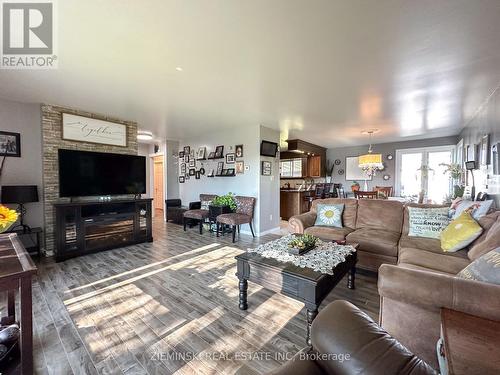 112 Picadilly Circle, Iroquois Falls, ON - Indoor Photo Showing Living Room