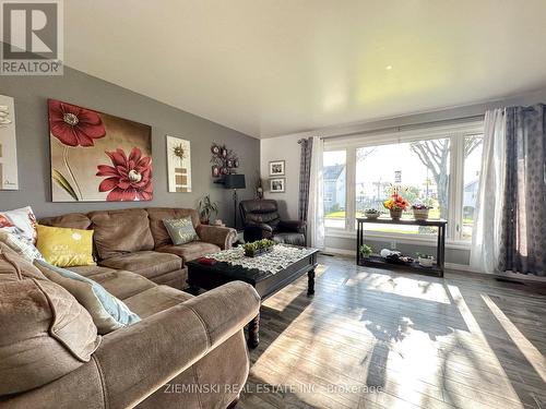 112 Picadilly Circle, Iroquois Falls, ON - Indoor Photo Showing Living Room