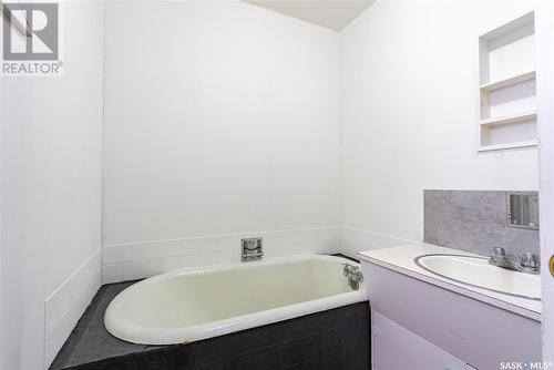 929 K Avenue S, Saskatoon, SK - Indoor Photo Showing Bathroom