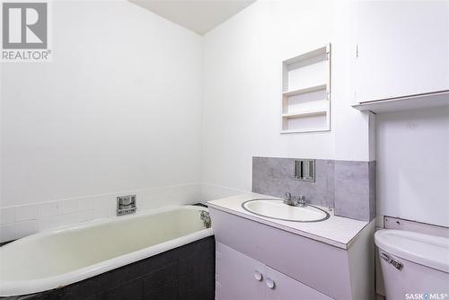 929 K Avenue S, Saskatoon, SK - Indoor Photo Showing Bathroom