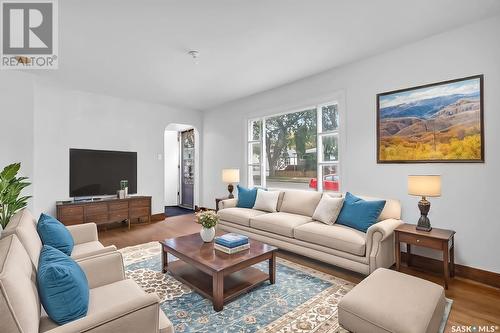 929 K Avenue S, Saskatoon, SK - Indoor Photo Showing Living Room