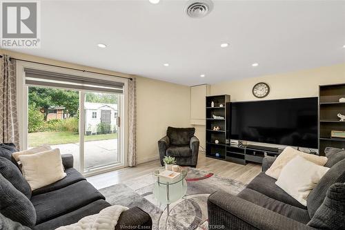 1032 Lauzon Road, Windsor, ON - Indoor Photo Showing Living Room