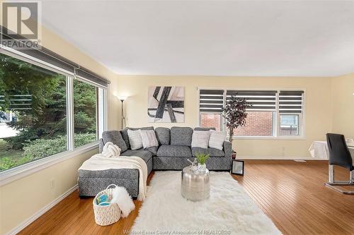 1032 Lauzon Road, Windsor, ON - Indoor Photo Showing Living Room