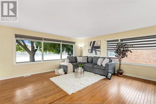 1032 Lauzon Road, Windsor, ON - Indoor Photo Showing Living Room