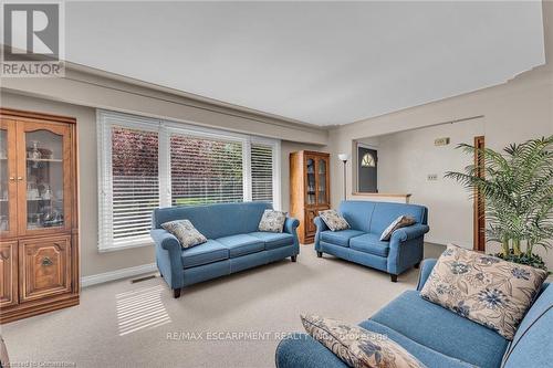 122 Rainbow Drive, Hamilton, ON - Indoor Photo Showing Living Room