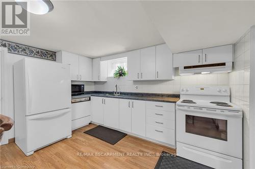 122 Rainbow Drive, Hamilton, ON - Indoor Photo Showing Kitchen