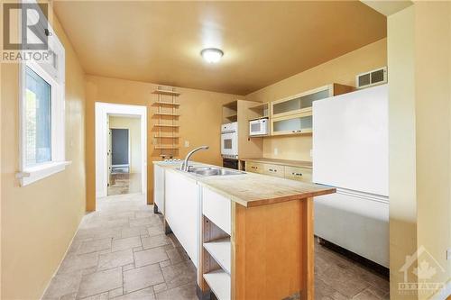 500 Edgeworth Avenue, Ottawa, ON - Indoor Photo Showing Kitchen