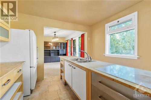 500 Edgeworth Avenue, Ottawa, ON - Indoor Photo Showing Kitchen With Double Sink