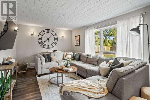 3 - 540 Mary Street E, Whitby (Downtown Whitby), ON - Indoor Photo Showing Living Room