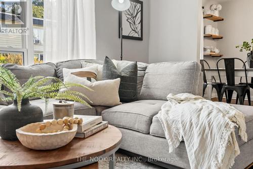 3 - 540 Mary Street E, Whitby (Downtown Whitby), ON - Indoor Photo Showing Living Room