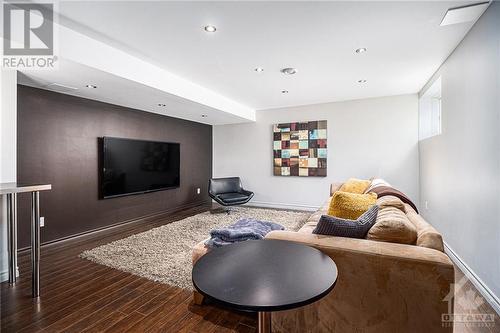 24 Greenpointe Drive, Ottawa, ON - Indoor Photo Showing Living Room