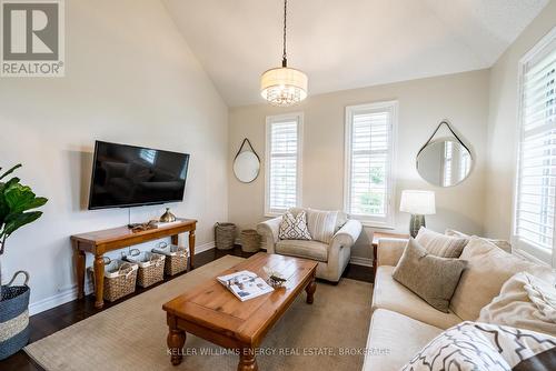 323 Cachet Boulevard, Whitby (Brooklin), ON - Indoor Photo Showing Living Room