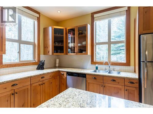 4559 Timberline  Crescent Unit# 611D, Fernie, BC - Indoor Photo Showing Kitchen With Double Sink