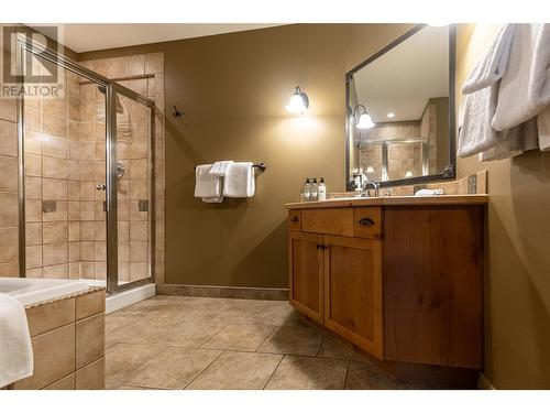 4559 Timberline  Crescent Unit# 611D, Fernie, BC - Indoor Photo Showing Bathroom