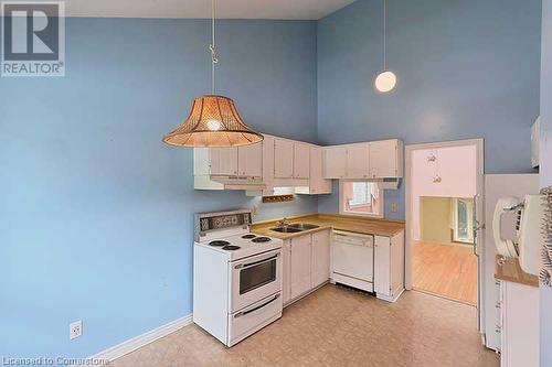 2822 Folkway Drive, Mississauga, ON - Indoor Photo Showing Kitchen With Double Sink