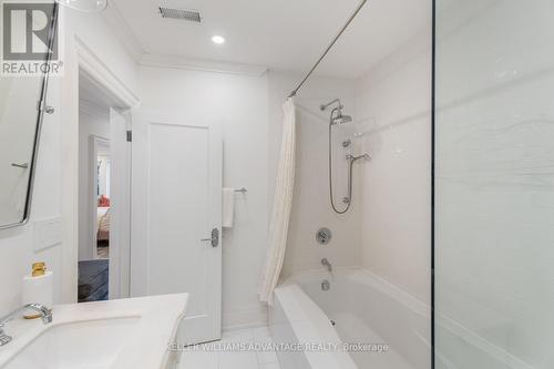 37 Farnham Avenue, Toronto, ON - Indoor Photo Showing Bathroom