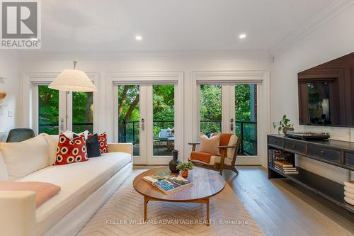 37 Farnham Avenue, Toronto, ON - Indoor Photo Showing Living Room