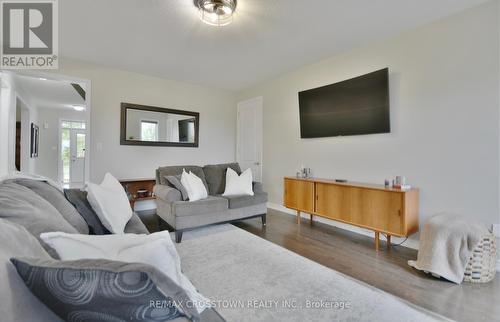 16 Daly Court, Springwater, ON - Indoor Photo Showing Living Room