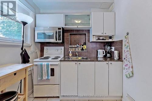 Main Fl - 979 Mount Pleasant Road, Toronto, ON - Indoor Photo Showing Kitchen