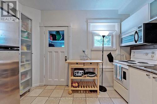 Main Fl - 979 Mount Pleasant Road, Toronto, ON - Indoor Photo Showing Kitchen