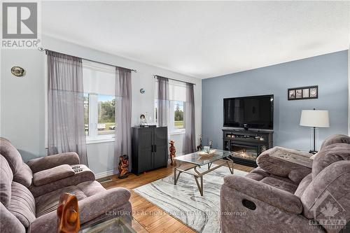 13065 Riverside Drive, South Dundas, ON - Indoor Photo Showing Living Room