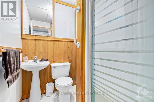 13065 Riverside Drive, South Dundas, ON - Indoor Photo Showing Bathroom