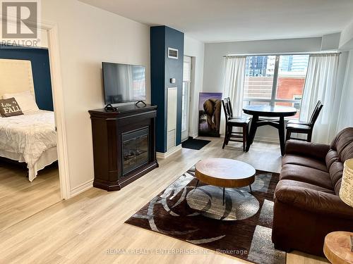 436 - 250 Wellington Street W, Toronto, ON - Indoor Photo Showing Living Room