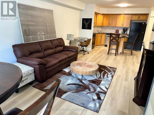 436 - 250 Wellington Street W, Toronto, ON - Indoor Photo Showing Living Room