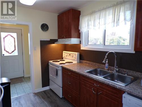 44 Central Avenue, Elliot Lake, ON - Indoor Photo Showing Kitchen With Double Sink