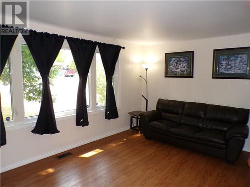 44 Central Avenue, Elliot Lake, ON - Indoor Photo Showing Living Room