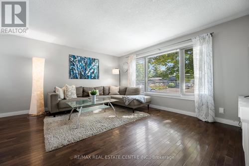 169 Pinedale Drive, Kitchener, ON - Indoor Photo Showing Living Room