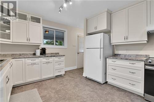 109 Lochiel Street S, Renfrew, ON - Indoor Photo Showing Kitchen