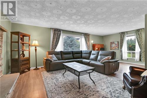 109 Lochiel Street S, Renfrew, ON - Indoor Photo Showing Living Room