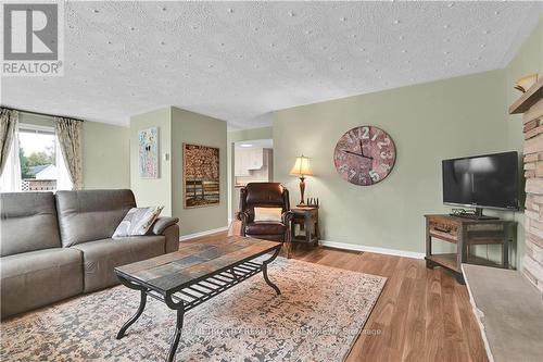 109 Lochiel Street S, Renfrew, ON - Indoor Photo Showing Living Room