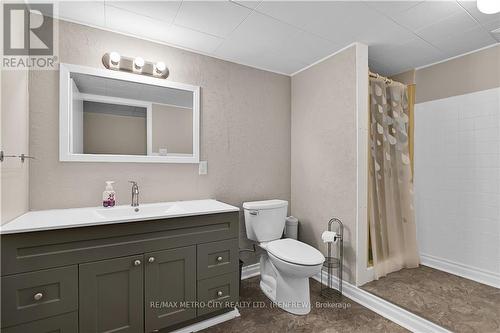 109 Lochiel Street S, Renfrew, ON - Indoor Photo Showing Bathroom