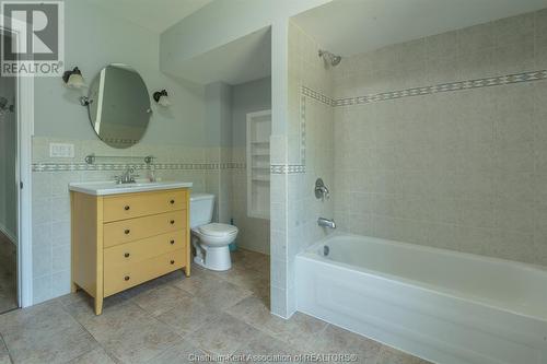 45 Richmond Street, Chatham, ON - Indoor Photo Showing Bathroom