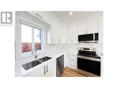 125 Calgary Avenue Unit# 101, Penticton, BC - Indoor Photo Showing Kitchen With Double Sink