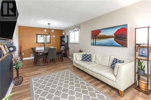 4 College Park Drive, Welland, ON - Indoor Photo Showing Living Room