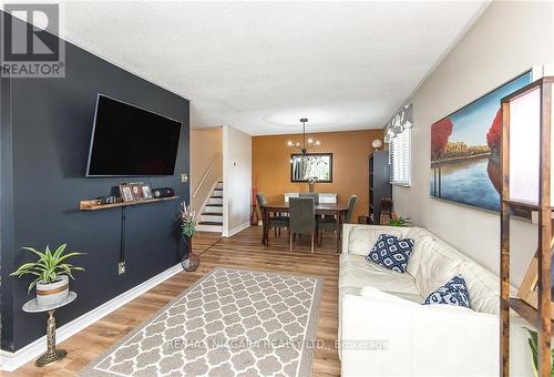 4 College Park Drive, Welland, ON - Indoor Photo Showing Living Room