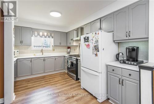 4 College Park Drive, Welland, ON - Indoor Photo Showing Kitchen